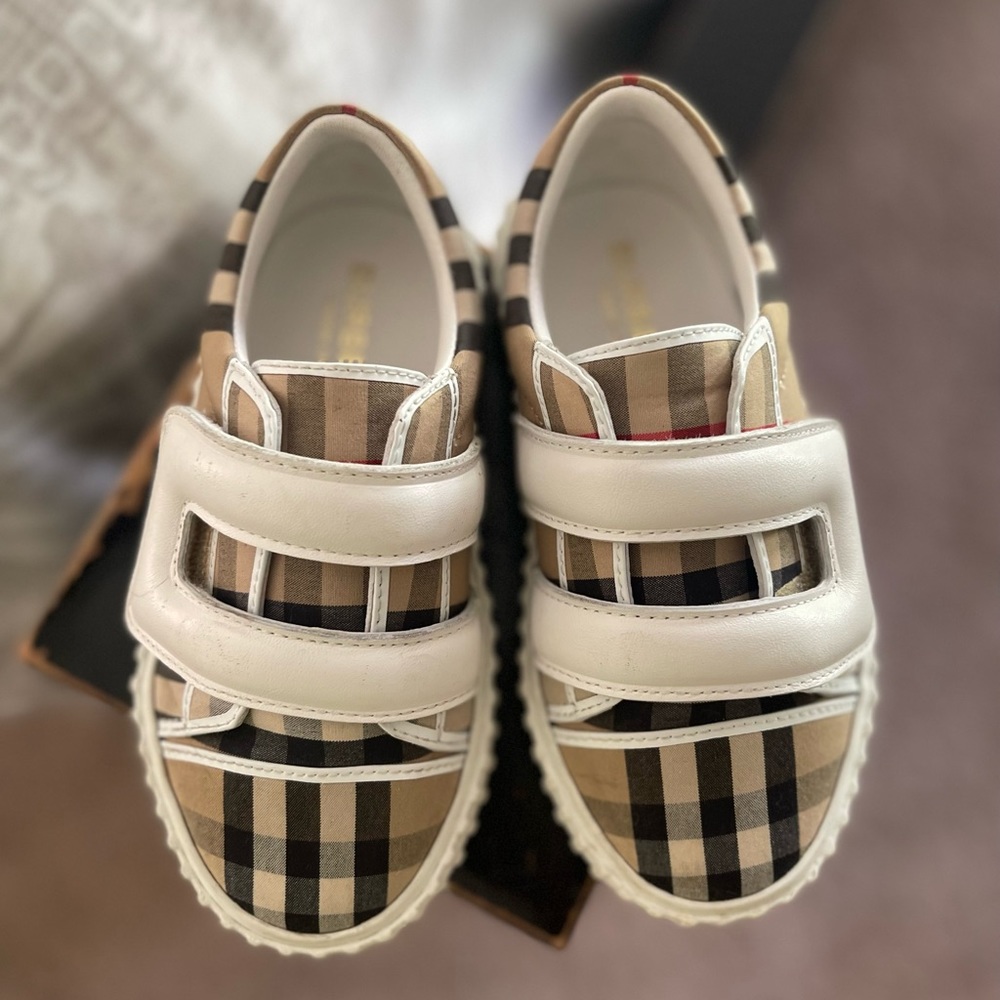 TD Burberry shoes 10c good condition